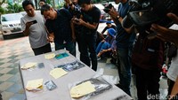 Polisi menyita barang bukti seperti handphone dan pakaian milik R.