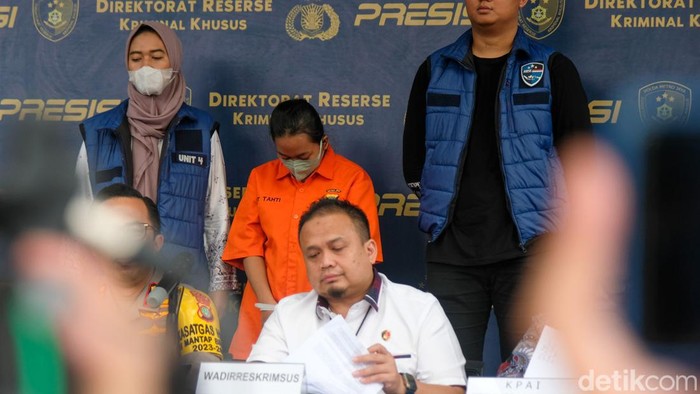 Bejat! Ini Ibu di Tangsel yang Bikin Video Lecehkan Anaknya Ibu muda berinisial R (22) melecehkan anak kandungnya yang berusia 5 tahun di Pondok Aren, Tangerang Selatan. Ini tampang si ibu saat dihadirkan polisi.