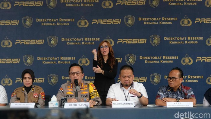 Bejat! Ini Ibu di Tangsel yang Bikin Video Lecehkan Anaknya Ibu muda berinisial R (22) melecehkan anak kandungnya yang berusia 5 tahun di Pondok Aren, Tangerang Selatan. Ini tampang si ibu saat dihadirkan polisi.