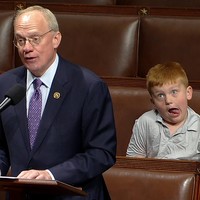 Kesempatan tersebut lantas dimanfaatkan Guy Rose untuk bersenang-senang sendiri dengan memasang berbagai ekspresi wajah yang lucu. (Foto: House Television via AP)