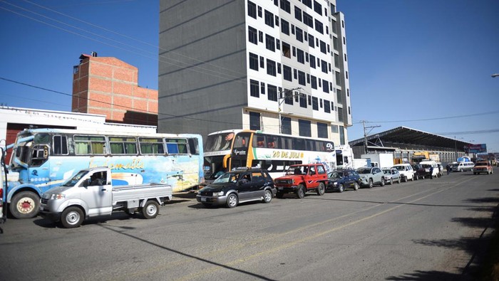 Bolivia Krisis BBM, Kendaraan Mengular Panjang di SPBU Vehicles wait in line to refuel as Bolivia experiences fuel shortages and lack of U.S. dollars, in El Alto, Bolivia June 4, 2024. REUTERS/Claudia Morales