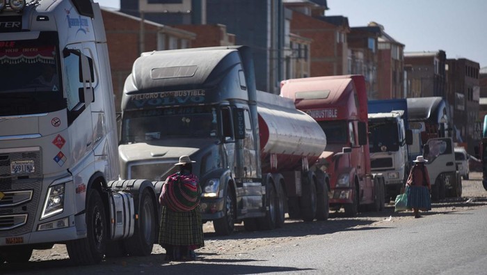 Vehicles wait in line to refuel as Bolivia experiences fuel shortages and lack of U.S. dollars, in El Alto, Bolivia June 4, 2024. REUTERS/Claudia Morales