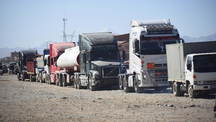 Bolivia Krisis BBM, Kendaraan Mengular Panjang di SPBU Vehicles wait in line to refuel as Bolivia experiences fuel shortages and lack of U.S. dollars, in El Alto, Bolivia June 4, 2024. REUTERS/Claudia Morales