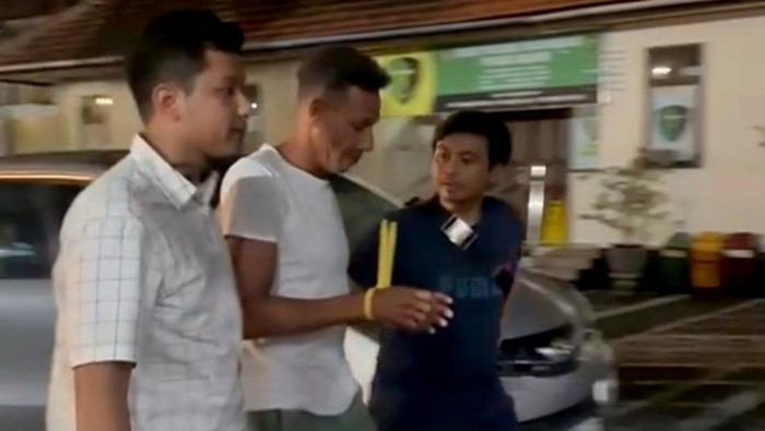 Bule pelaku penganiayaan terhadap warga Gianyar ditahan di Polres Gianyar, Selasa (4/6/2024).