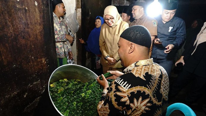 Bupati Ipuk mengunjungi desa lontong di Banyuwangi