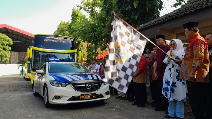Bupati Klaten berangkatkan 284 calhaj Klaten di GOR Gelarsena Klaten, Rabu (5/6/2024).