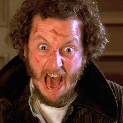 Aktor Home Alone Bikin Patung Laba-laba Mirip Adegan di Film