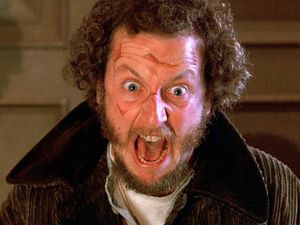 Aktor Home Alone Bikin Patung Laba-laba Mirip Adegan di Film