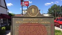 Meskipun museum dan kafenya tampak sederhana, tetapi di sinilah Kolonel Sanders mengoperasikan restoran ini sejak 1940 sampai 1956. Foto: onlyinyourstate.com / sanderscafe.com