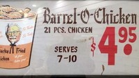 Sayangnya, harga ayam goreng di sini disebut-sebut lebih mahal dari cabang biasa. Seperti menu ini yang terdiri dari 21 potong ayam dan dihargai 49.5 USD pada saat itu. Foto: onlyinyourstate.com / sanderscafe.com