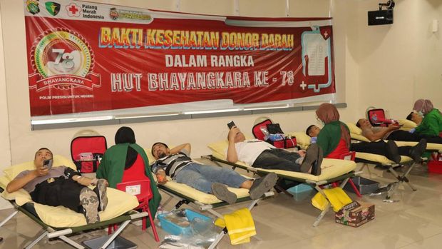 Dokkes Polres Metro Jakbar bersama PMI menggelar kegiatan donor darah menyambut Hari Bhayangkara ke-78 tahun. (dok Ist)