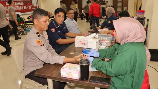Dokkes Polres Metro Jakbar bersama PMI menggelar kegiatan donor darah menyambut Hari Bhayangkara ke-78 tahun. (dok Ist)