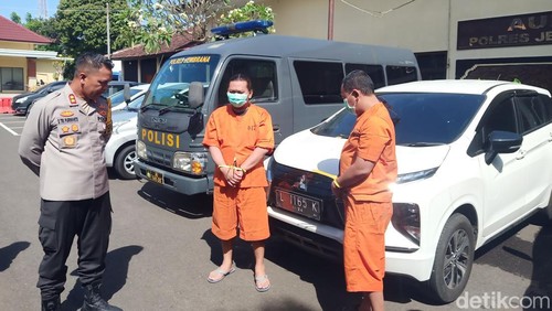 Dua tersangka kasus pemalsuan surat mobil, Hepy Hardianto Purba (38) dan Dwie Sulistyanto Azis Purba Cahyono (46) dihadirkan saat konferensi pers di Mapolres Jembrana, Rabu (5/6/2024). (I Putu Adi Budiastrawan/detikBali)