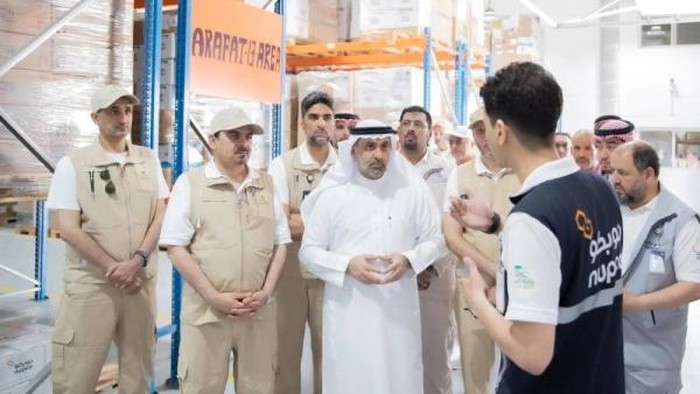 Fahd Al-Jalajel memeriksa fasilitas kesehatan di area situs suci.