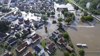 Para ahli dari Badan Meteorologi Jerman (DWD) memperkirakan akan terjadi lebih banyak hujan lebat dalam semalam, khususnya di negara bagian Thuringia di bagian timur, Bavaria bagian utara, dan negara bagian Baden-Wuerttemberg di bagian selatan sebelum situasi cuaca membaik ketika hujan bergerak ke arah timur menuju Prancis. AP/Sven Hoppe  