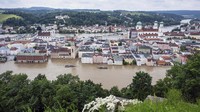 Hujan lebat di beberapa bagian selatan Jerman menyebabkan banjir sejak Sabtu (1/6). Ahli meteorologi memperkirakan akan ada lebih banyak curah hujan dan badai petir. AP/Armin Weigel  
