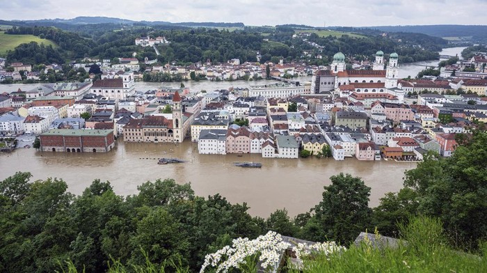 Foto Udara Dahsyatnya Banjir Menerjang Jerman Parts of the Bavarian old town of Passau are flooded by the Danube, in Germany, Tuesday, June 4, 2024. Persistent heavy rain led to widespread flooding over the weekend in Bavaria which has left five people dead. (Armin Weigel/dpa via AP)