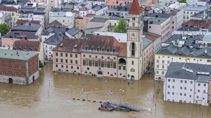 Foto Udara Dahsyatnya Banjir Menerjang Jerman Parts of the Bavarian old town of Passau are flooded by the Danube, in Germany, Tuesday, June 4, 2024. Persistent heavy rain led to widespread flooding over the weekend in Bavaria which has left five people dead. (Armin Weigel/dpa via AP)