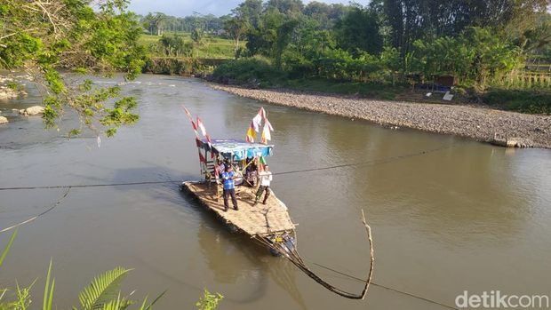 Warga memanfaatkan getek untuk menyeberang Sungai Progo di wilayah Magelang.