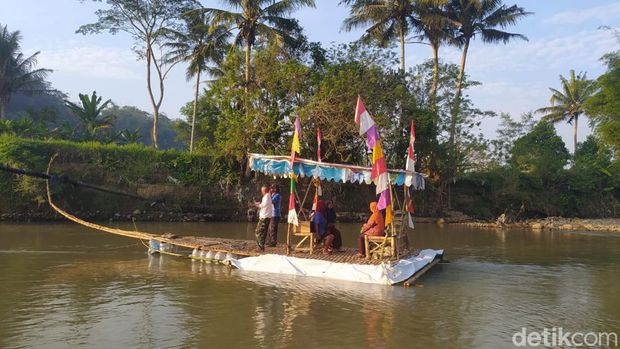 Warga memanfaatkan getek untuk menyeberang Sungai Progo di wilayah Magelang.
