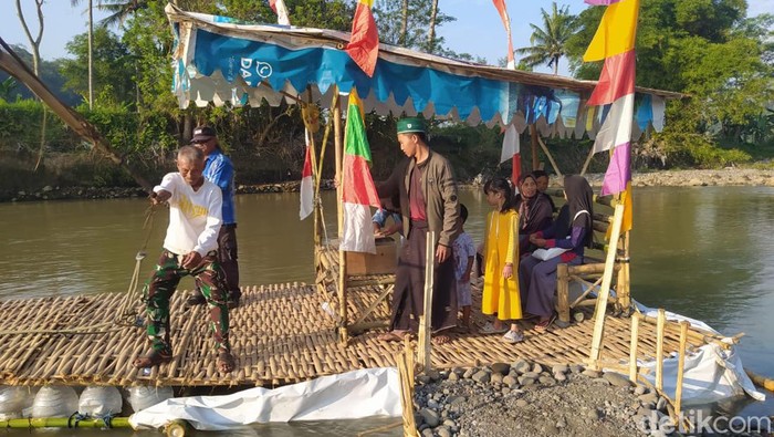 Warga memanfaatkan getek untuk menyeberang Sungai Progo di wilayah Magelang.
