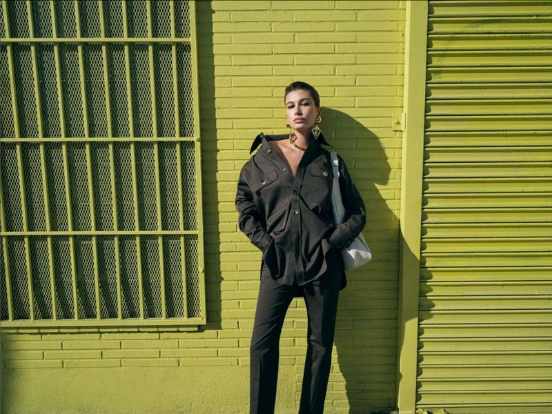 Hailey Bieber Jadi Model Yves Saint Laurent.