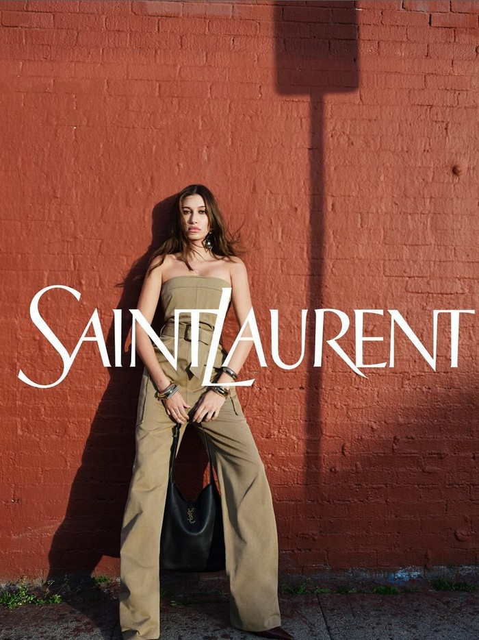 Hailey Bieber Jadi Model Yves Saint Laurent.