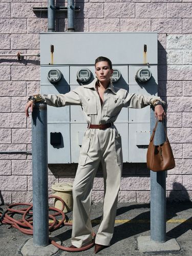 Hailey Bieber Jadi Model Yves Saint Laurent.