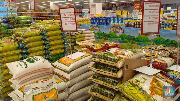 Harga beras di ritel modern usai relaksasi HET diperpanjang, 3 Juni 2024. (CNBC Indonesia/Damiana Cut Emeria)