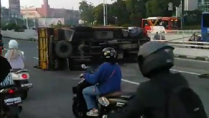 Waspada! Truk Terguling Menutup Akses Jalan di Dekat PIM Jakarta Selatan