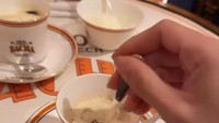 Racikan kopi terkenal ala Bacha Coffee dinikmati bersama chantilly cream dan raw sugar stick. Semuanya diaduk bersamaan untuk mendapatkan tingkat kekentalan dan rasa manis yang diinginkan. Foto: Instagram ramadhaniabakrie