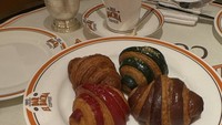 Selain secangkir kopi single origin nikmat, Bacha Coffee juga menawarkan croissant isi aneka selai. Ukurannya mungil, pas jadi teman minum kopi. Foto: Instagram wanda_haraa