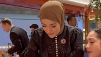 Olla Ramlan tampak amat senang menjadi barista dadakan. Aksinya pun direkam teman-teman Geng Cendol. Foto: Instagram wanda_haraa