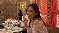 Ayu Dewi yang terkenal paling heboh dan ramai juga tak bisa menyembunyikan kegirangannya saat ke Bacha Coffee bareng Geng Cendol. Ia tak lupa berpose di butik kopi ini. Foto: Instagram titi_kamall