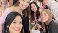 Geng Cendol berisi para artis Indonesia ternama, mulai dari Nagita Slavina, Nia Ramadhani, Olla Ramlan, hingga Ririn Ekawati. Tak jarang mereka mengajak artis lain untuk ikut kumpul. Foto: Instagram titi_kamall