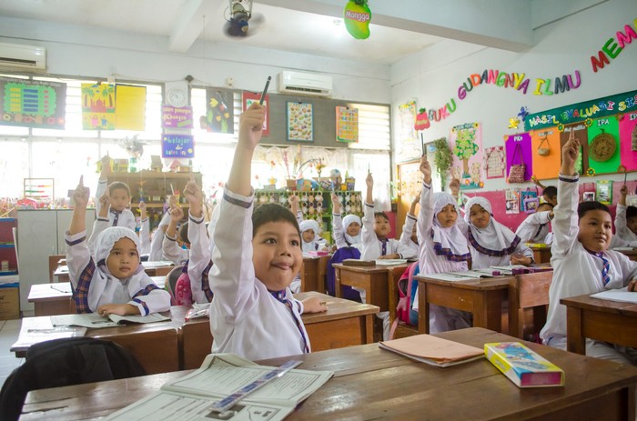 Ilustrasi kegiatan belajar di sekolah