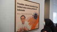 Denny JA menggunakan asisten bernama Artificial Intelligence. Sejak tahun 2022, Denny JA sudah mempublikasi karya lukisannya dalam sebuah buku. Lima aplikasi Artificial Intelligence ia kombinasikan. 