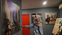 Pameran lukisan ini ia pamerkan tidak di galeri seperti di TIM (Taman Ismail Marzuki). Lukisan-lukisannya juga digelar selamanya atau secara permanen yang dipajang di Mahakam 24 Residence, Jakarta.