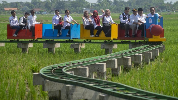 Inovasi desa wisata kereta sawah Lokamerta di Klaten Pengunjung menaiki wahana wisata kereta Lokamerta di Tirtomarto, Cawas, Klaten, Jawa Tengah, Rabu (5/6/2024). Kelompok sadar wisata Desa Tirtomarto memanfaatkan lahan tidak produktif dan lahan pertanian sawah yang dikembangkan menjadi destinasi wisata kereta Lokamerta sebagai inovasi wisata desa guna meningkatkan kesejahteraan masyarakat setempat. ANTARA FOTO/Aloysius Jarot Nugroho/aww.