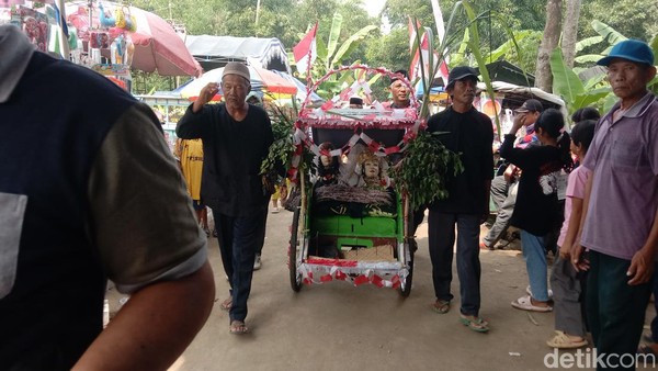 Potret Sakralnya Kirab Pengantin Padi di Indramayu