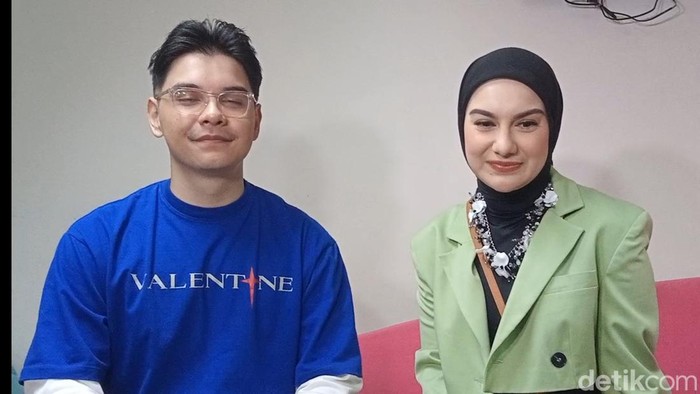 Irish Bella dan adik saat ditemui di kawasan Transmedia.