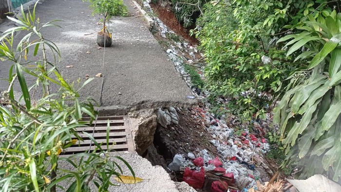 Amblasnya Jalan di Pasar Rebo Putus Akses Vital Menuju Permukiman