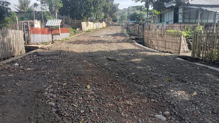 Jalan rusak di Desa Mpili, Kecamatan Donggo, Kabupaten Bima, Nusa Tenggara Barat, Rabu, (5/6/2024).
