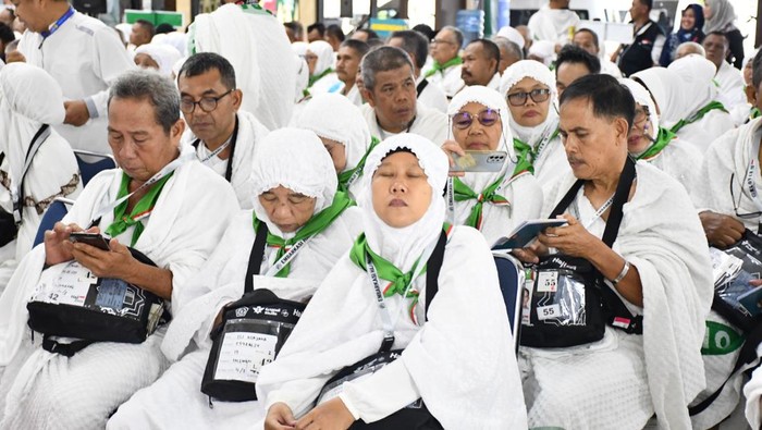 Jemaah haji kloter 19 embarkasi Palembang sebelum terbang ke Tanah Suci.