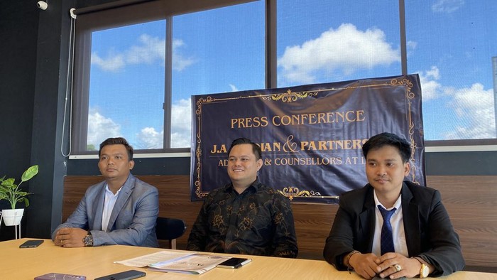Jhohan Adhi Ferdian (tengah) kuasa hukum Aon