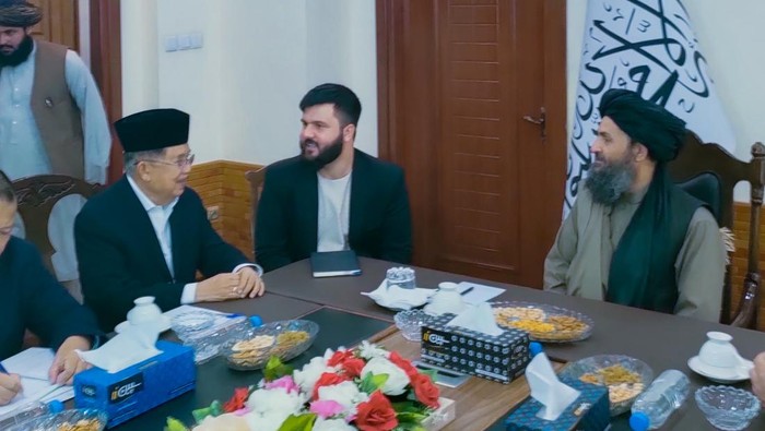 JK berkomunikasi dengan Abdul Ghani Baradar melalui penerjemah