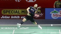 Di gim kedua Jojo comeback dengan skor 21-16.