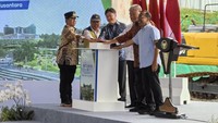 Sehari sebelum groundbreaking ini, dua pimpinan Otorita IKN resmi mengundurkan diri. Mereka adalah Kepala OIKN Bambang Susantono dan Wakil Kepala OIKN Dhony Rahajoe. Jokowi kemudian menunjuk Menteri PUPR Basuki Hadimuljono selaku plt kepala Otorita IKN. Sedangkan Wakil Menteri ATR/BPN Raja Juli Antoni dipercaya sebagai plt wakil kepala OIKN.  
