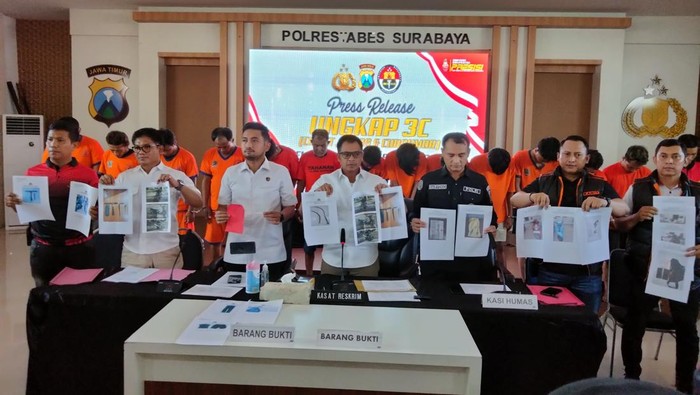 Jumpa pers belasan tersangka kejahatan jalanan dan barang bukti di Polrestabes Surabaya