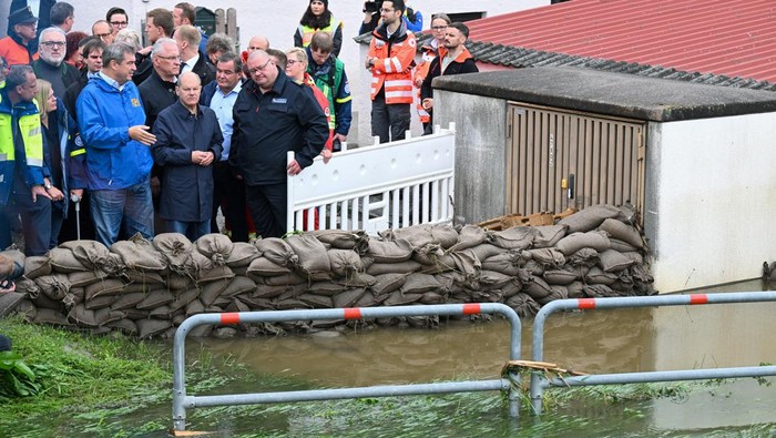 German Chancellor Olaf Scholz and Bavaria State Prime Minister Markus Soeder visit Reichertshofen, in the aftermath of severe flooding, near Ingolstadt, Germany, June 3, 2024. REUTERS/Angelika Warmuth